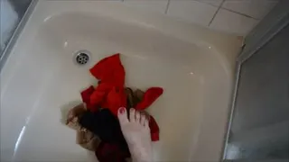 Eine ordentliche Pissdusche mit nackten Füssen für meine Duft-Nylons lach