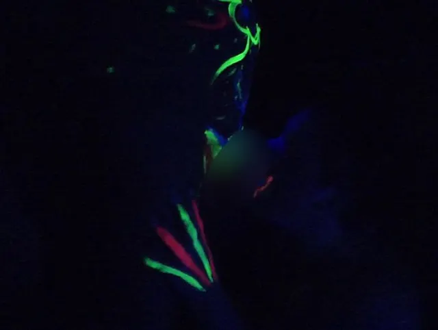 Bodypainting und Blowjob unter Schwarzlicht