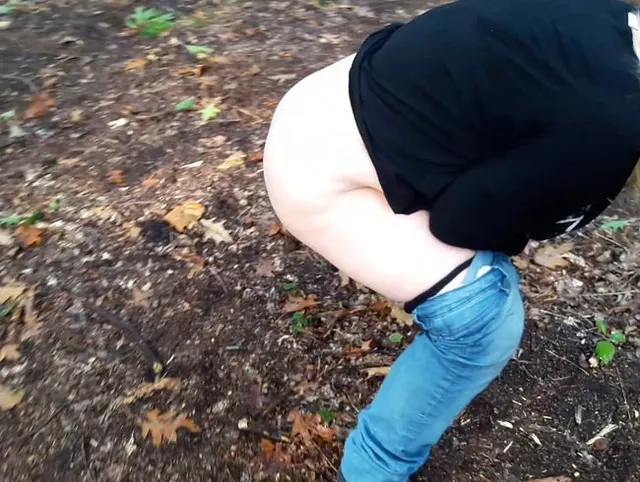 Powerpiss im Wald