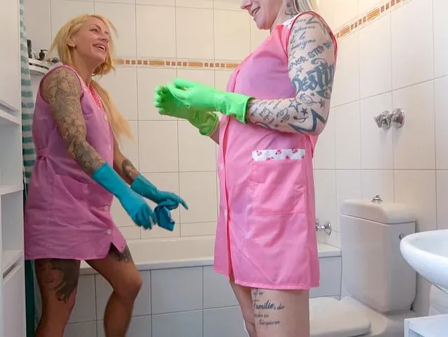 Badezimmer putzen mit Leo in sexy rosa Dederonkittel und Gummihandschuhen