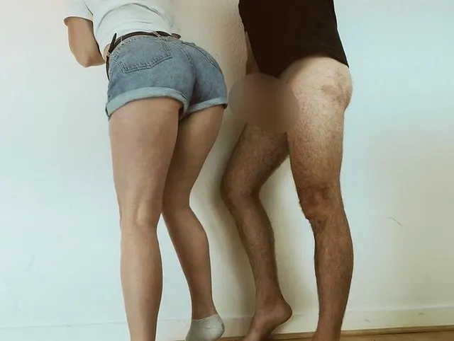 In der geilen Jeansshorts den Schwanz gewichst und er darf mir auf den Jeansarsch spritzen