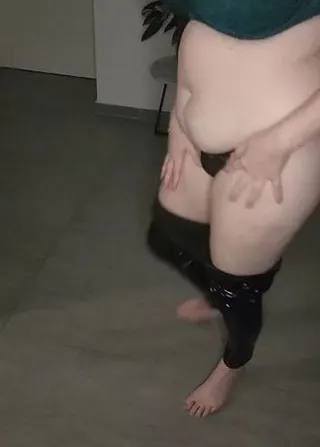 Die Lady zieht ihre enge Wetlook Hose aus und macht noch ASMR