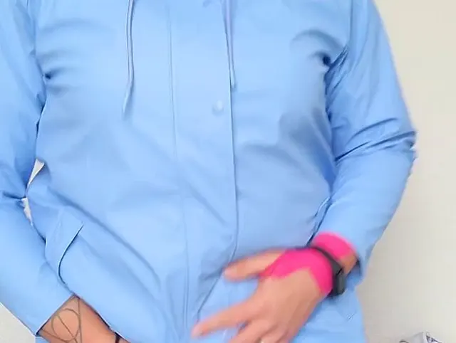 Die schwarze Lackhose und ein blauer Regenmantel
