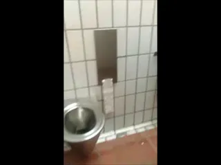 RASTHOFKLO Besuch!! Jeanslatzhose runter und auf den BODEN PISSEN!!