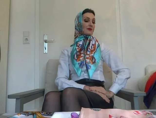 Neue Satin Tücher als Kopftuch getragen - mit weisser Bluse