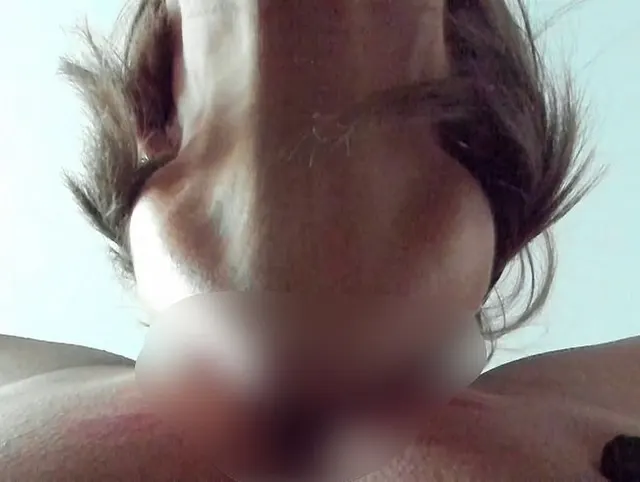 Die alte Dame dominiert und melkt ihrem Mann hart den Anilingus und die Prostata-Massage.