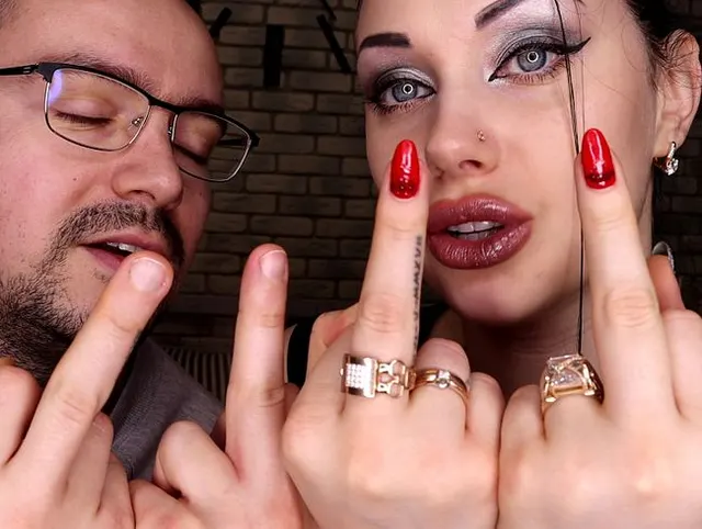 Wichsen Sie unsere Mittelfinger und Verlierersymbole!