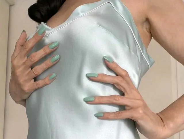 Hand Fetisch in Seiden Negligee Teil 2