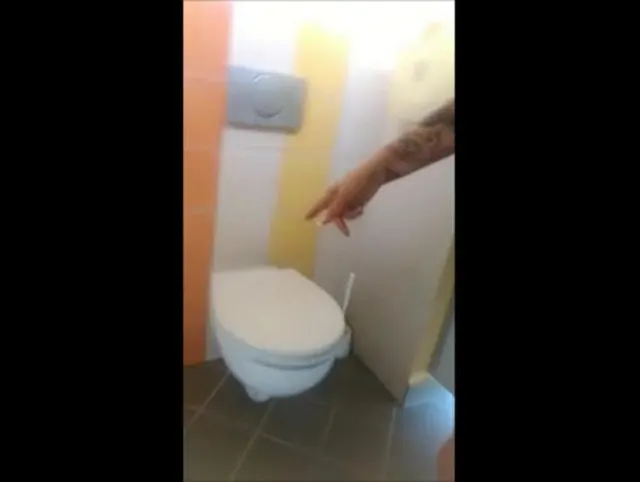 Pissen auf dem Campingplatzklo