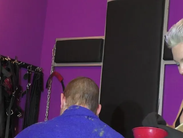 Dominanter Haarschnitt im Butterfly-Anzug. Jetzt werden die Haare auch noch gefaerbt!