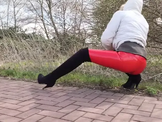 Rote Vinyl Leggings und Overknees Teil 4