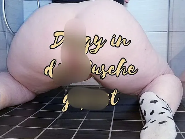 Doggy in die Dusche gepisst
