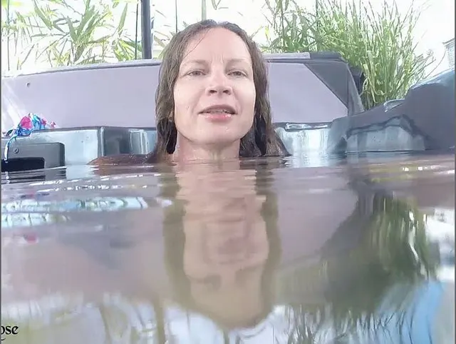 In den Pool gehüpft