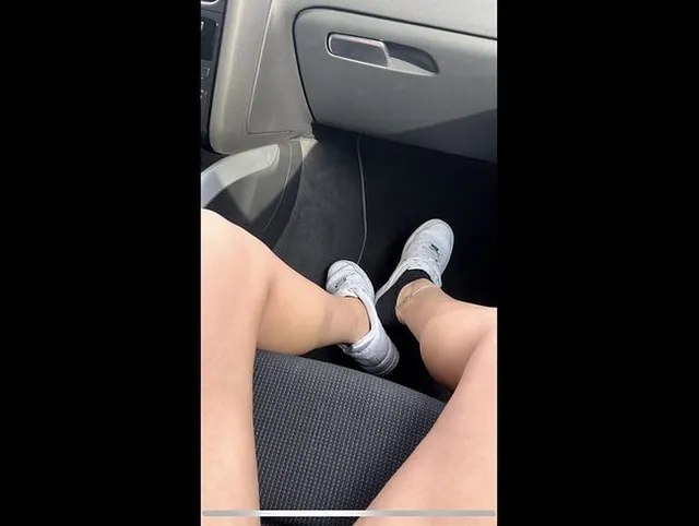 Weiße Schuhe ausgezogen