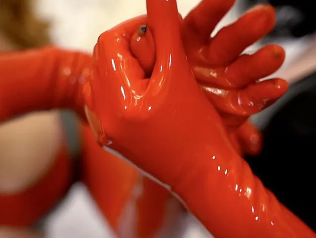 Rote Latexhandschuhe in Aktion