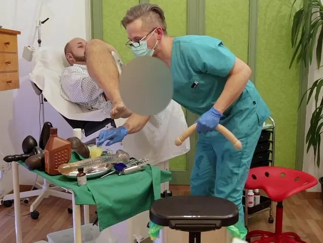 Perverser Doktor fistet den Arsch und schiebt einen Doppeldildo nach