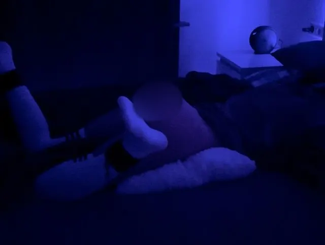 Schlankes Teen-Girl wird ans Bett gefesselt und gefickt