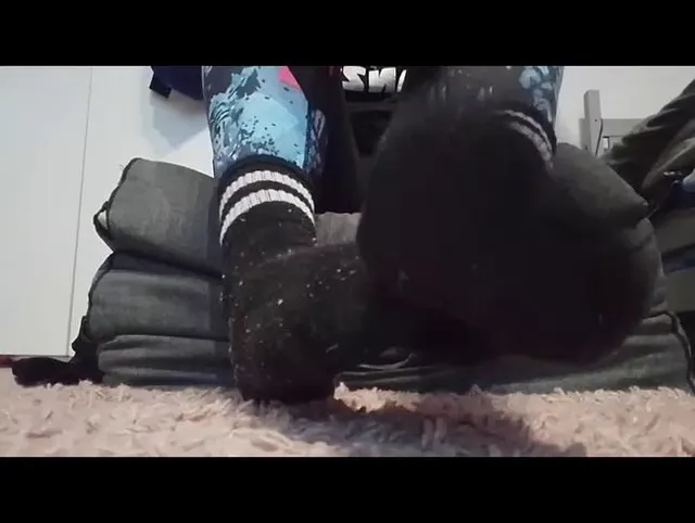 Schuhe und Socken aus bevor ich dir meine Füße zeige