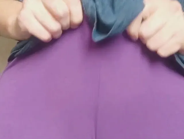Mamas Cameltoe in Yogahosen