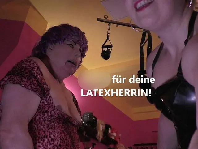Latexdomina lässt die Schlampe für sie wichsen
