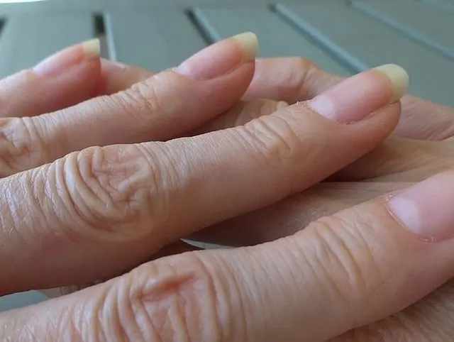 Nur lange natürliche Fingernägel