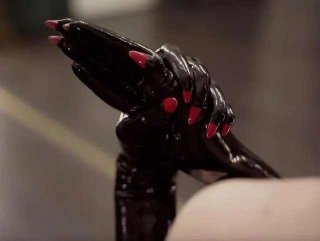 Passend zu dunklen Latexhandschuhen ASMR