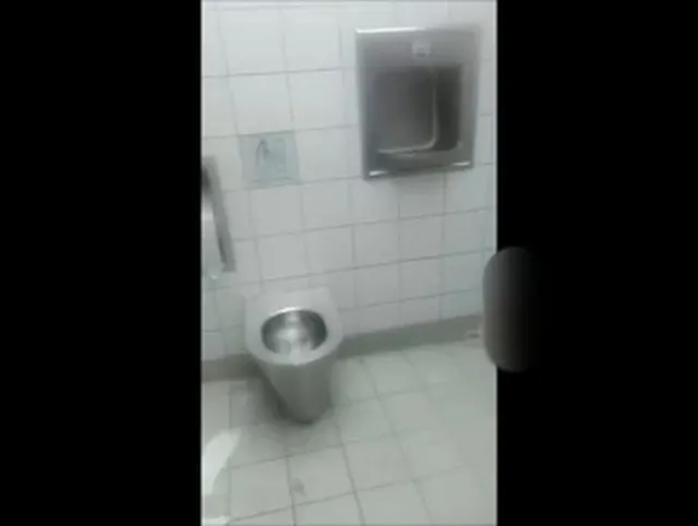 EKELIGES Rasthofklo; AUF DEN BODEN GEPISST!!!