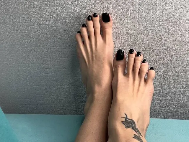 Meine nackten Füße mit langen Zehen, schwarzer Nagellack, verehre meine Zehen