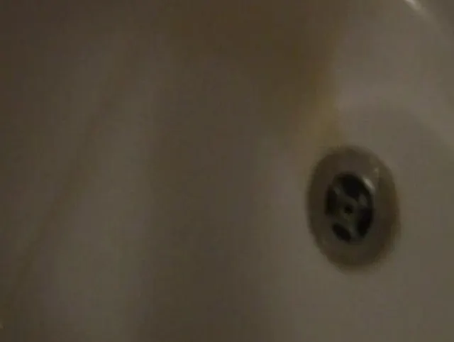 In der Wanne der Nachbarin gepisst