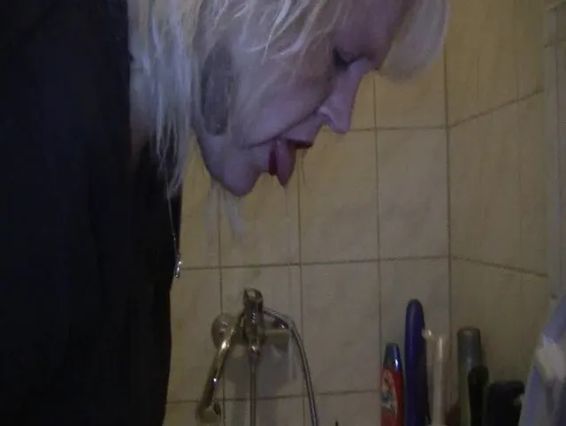 Spitting ins Klo