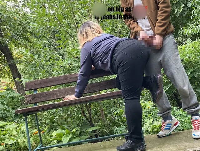 Sperma auf dicken Arsch MILF in Jeans im Park