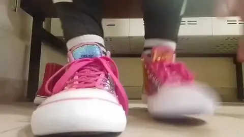 Nach dem Sport aus meine Schuhe und verschwitzten Socken