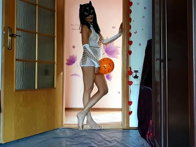 Ich spiele mit einem Ballon und pisse darauf