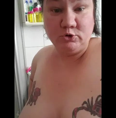 MORGENS IN EIN GUMMISTIEFEL GEPISST FONTÄNE