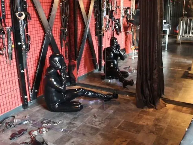 Latex-SB Hogtied mit  Handschellen + Maske