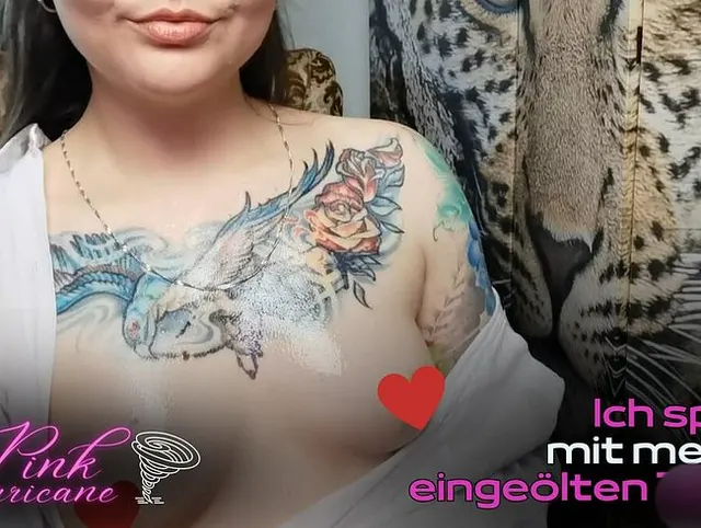 Ich spiele mit meinen eingeölten Titten