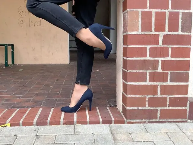 Am Bahnhof - Vika Shoeplay in Nylonstrümpfe und Heels