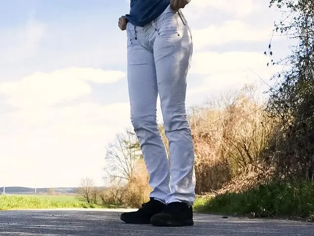 Dringendes Pinkeln neben meinem Auto