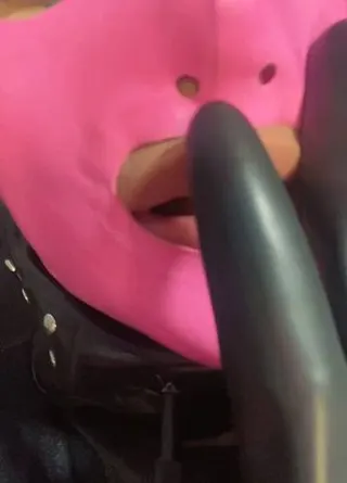 Mit Latexmaske und Halsband Gummipuppe mit Latexhandschuhen