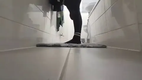 Kurz vor den Baden die Füße präsentieren