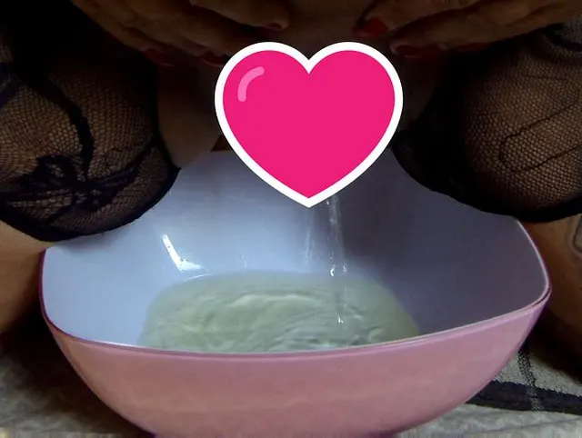Pissen in eine Salat-Schüssel