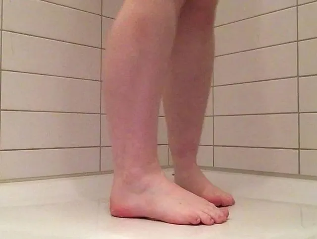 Pissen mit Arsch in Kamera