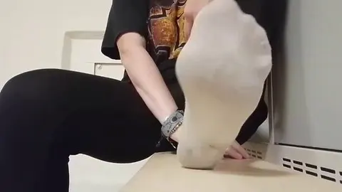 Nach dem Fitness-Studio meine Schuhe und feuchten Socken ausziehen