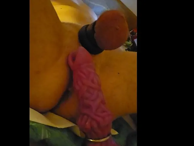 Analplug mit Eiern gefüllt