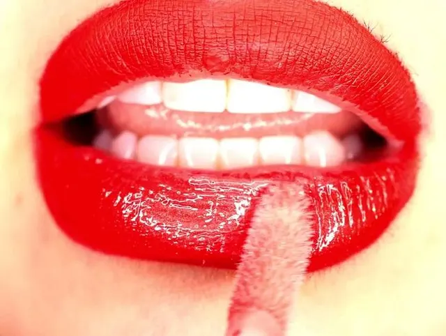4K Lipgloss & Smoking & Spit Fetisch auftragen