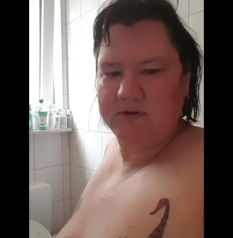 NACH DEM AUFWACHEN DIE BLASE LEHR GEPISST  .