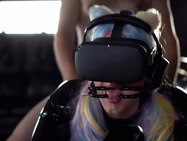 Gamergirl hat beim Anschauen von Pornos auf VR erwischt