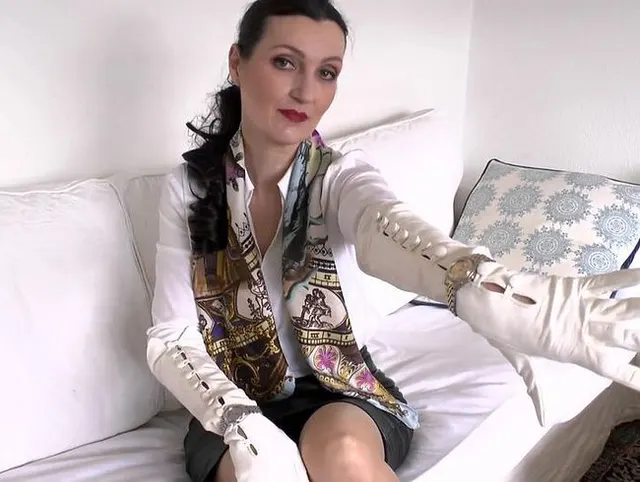 Diverse Luxus Armbanduhren und lange weiße Lederhandschuhe, Joi Lady Victoria