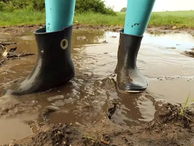 Gummistiefel in Pfütze - Wunschvideo für ....