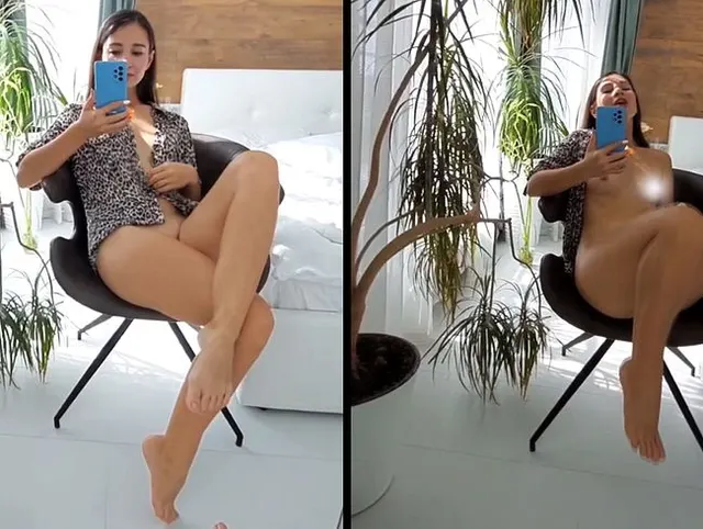 Heiße Schlampe spielt sich selbst mit Spielzeug und Telefon im Spiegel-Selfie mit zitternden Orgasme